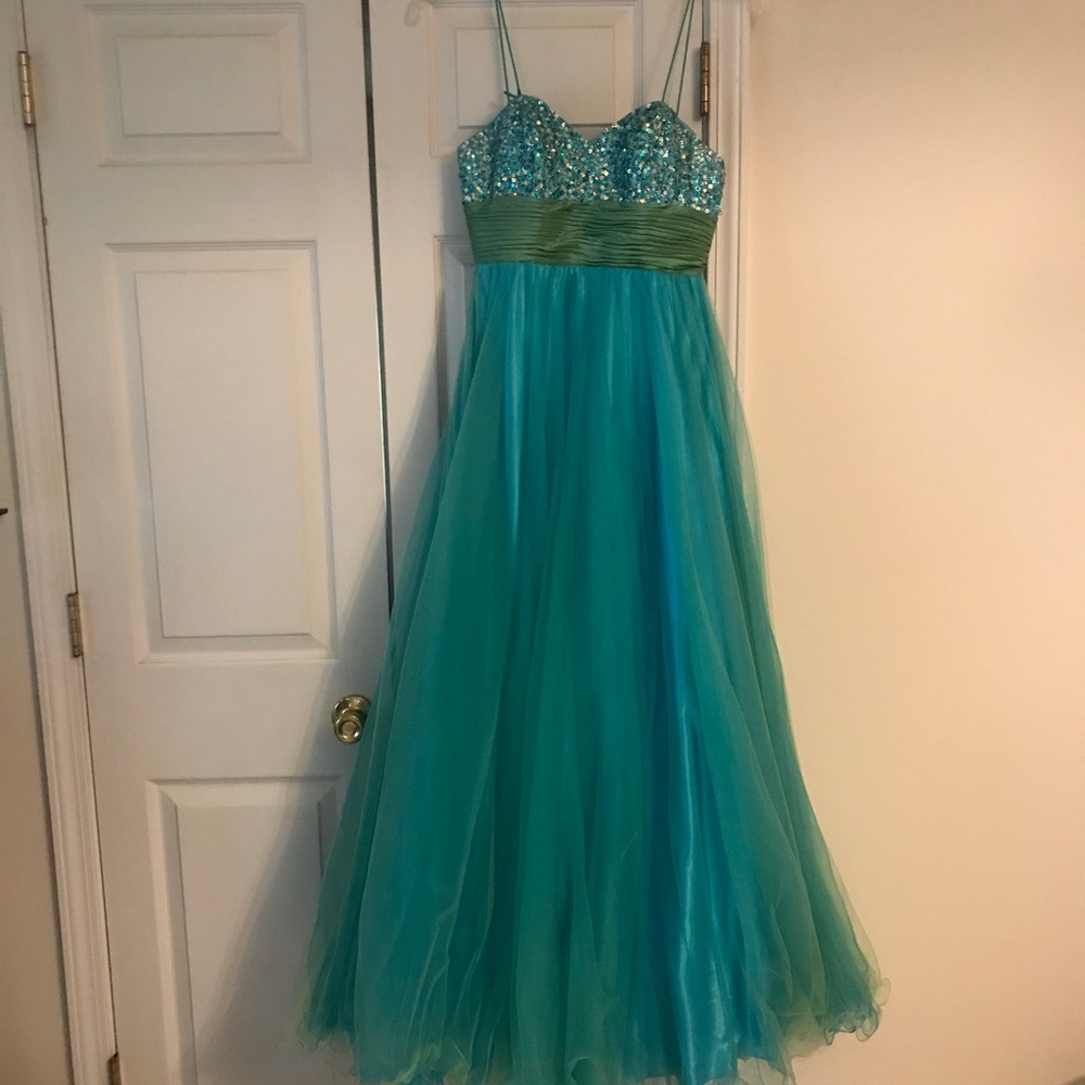 Grest Dress. Wore it once. It’s dry cleaned.